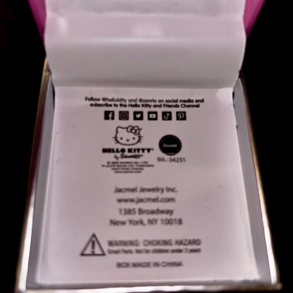 Hello Kitty stud earrings - Picture 4 of 4